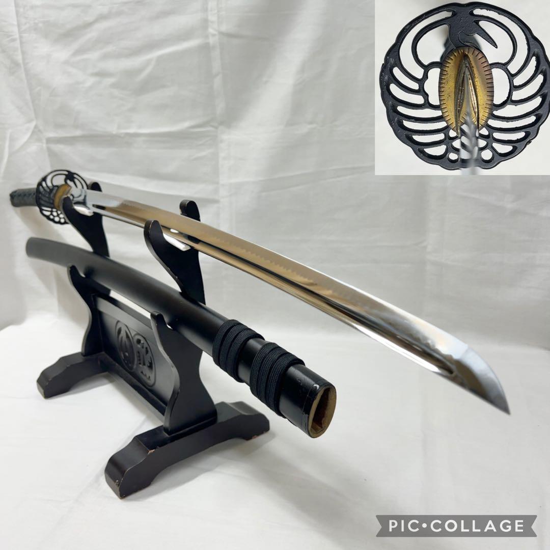 【模造刀】太刀 樋入り 鶴鍔 透かし 全長97.0センチ 黒鞘 互の目 刃紋 斎藤一拵え 鬼神丸国重 丸十鍔 模造刀｜【公式】模造刀・居合刀の専門