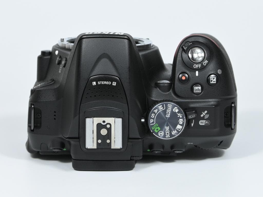 【ほぼ新品】 ニコン　Nikon D5300 ボディ 《ショット数151》