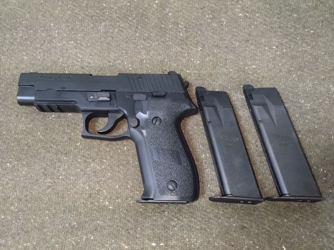 【美品】東京マルイ SIG SAUER P226R ガスガン マガジン3本付き