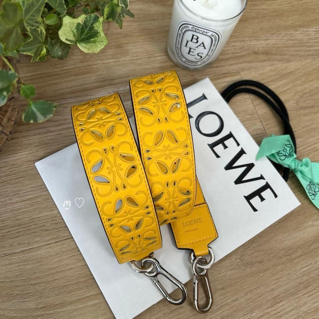 LOEWE　ロエベ　アナグラムカットアウト　ショルダーストラップ　バッグチャーム 25新作 ロエベ アナグラム カットアウト クロスボディ バッグ (LOEWE