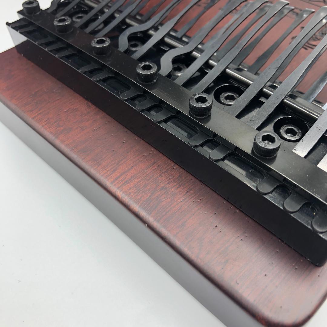 MOOZICA カリンバ 彫刻あり 防振収納ケース付き/Y30028-D2 - メルカリ