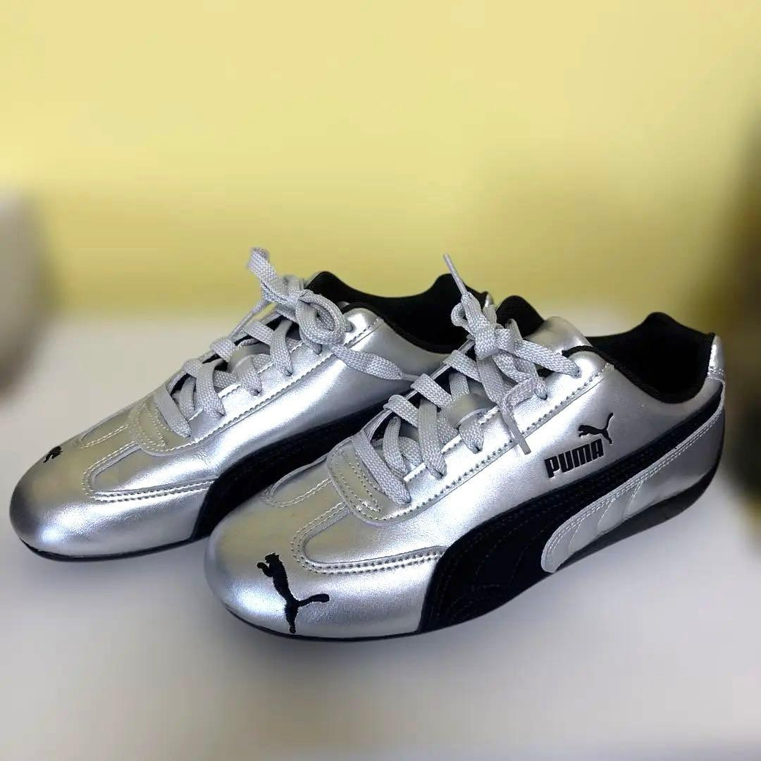 Puma スピードキャット　シルバー emmi ロニースコッツ エミ×プーマのスニーカー「スピードキャット OG」シルバー煌めく
