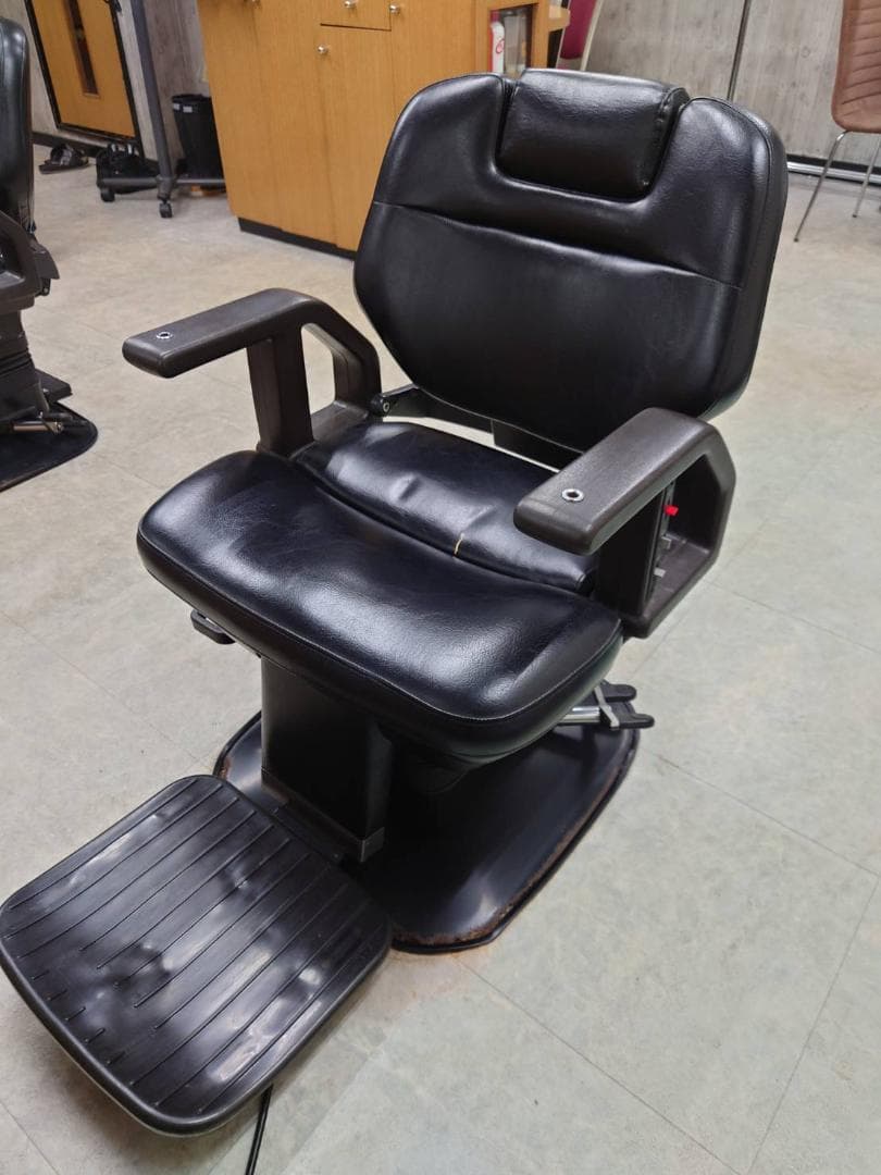 札幌　TAKARABELMONT製　電動バーバーチェア「PLUS」 バーバーチェア | タカラベルモント