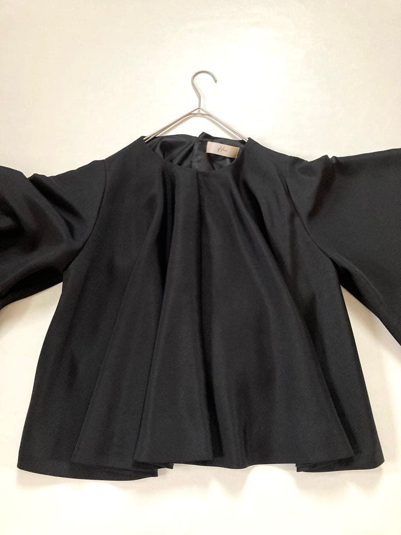 HEVE へイヴ バタフライフレアブラウス ブラック - メルカリ