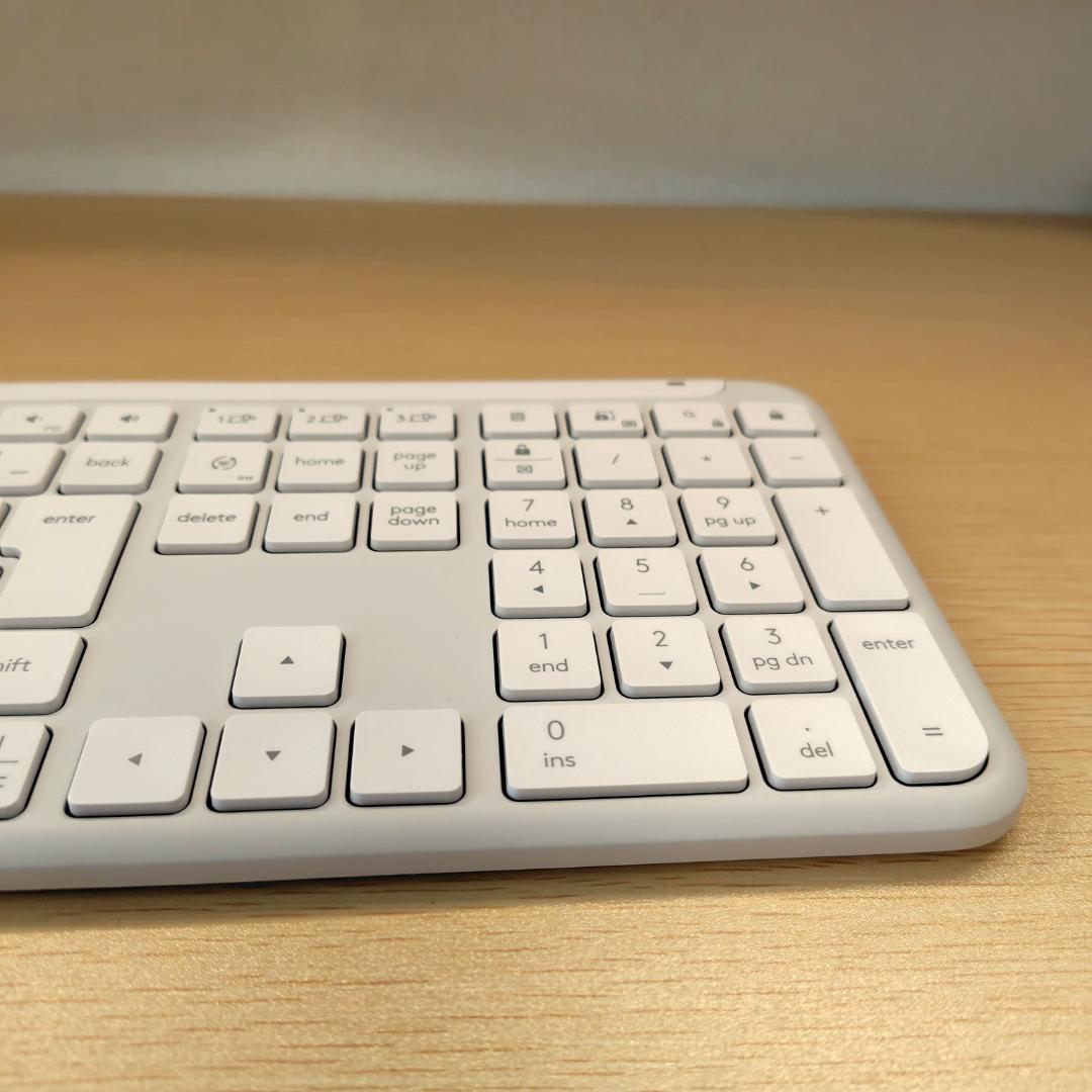 ほぼ未使用✨美品 ロジクール ワイヤレス キーボード K950 ホワイト白