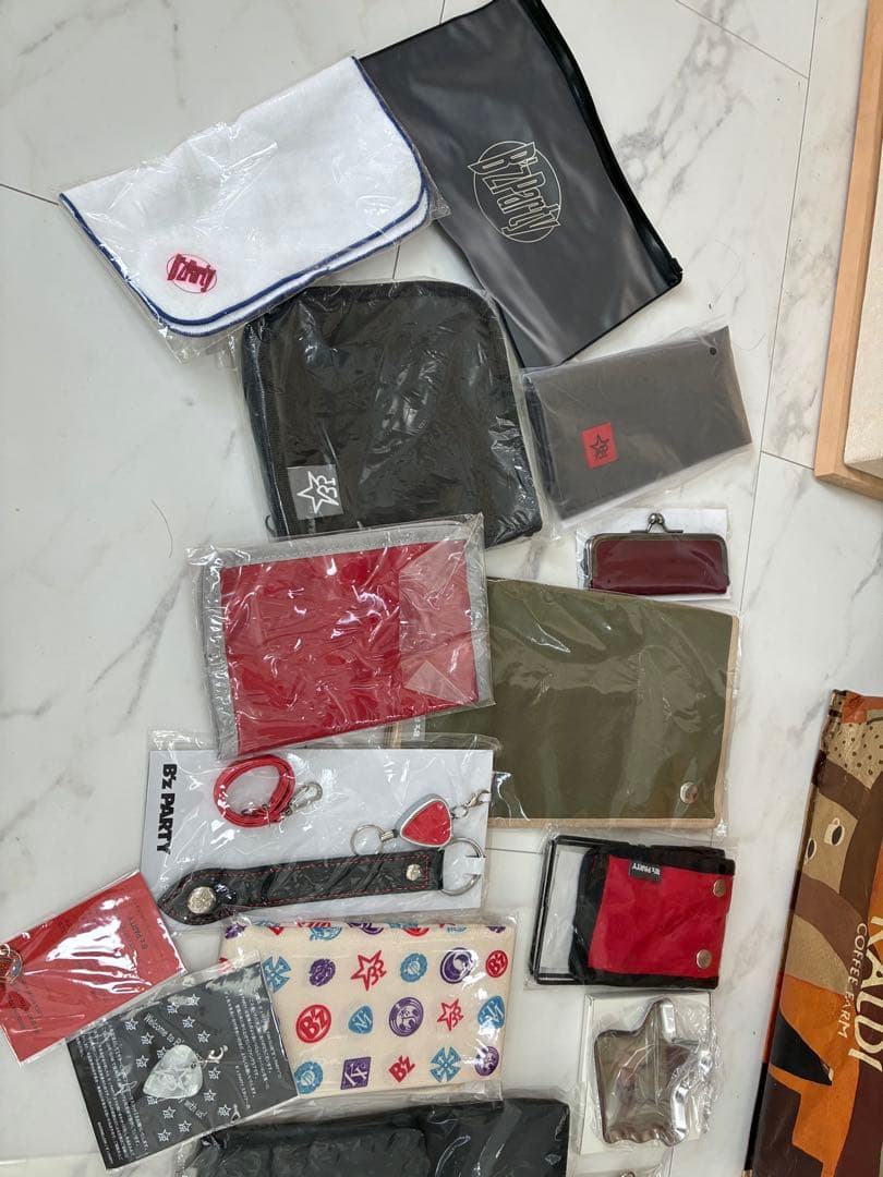 B'z FC会報誌be with85冊＋グリーティングカード、ビーパ継続品等