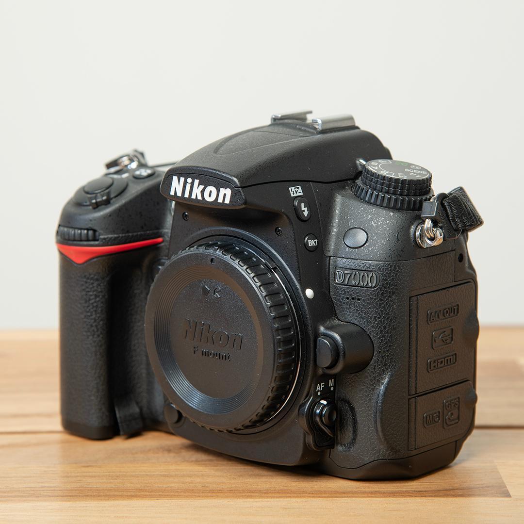 Nikon D7000（シャッター回数5700回、DXレンズ3本、付属品付き