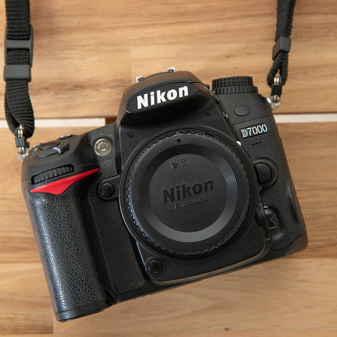 Nikon D7000（シャッター回数5700回、DXレンズ3本、付属品付き