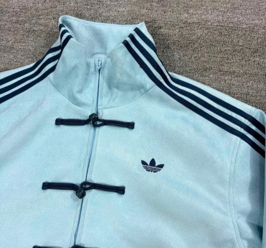 adidas】SNSで話題☆中国限定 トラックジャケット - メルカリ