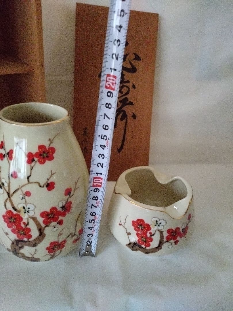 紅白梅の花柄 陶器 花瓶・灰皿セット 木箱付き - メルカリ