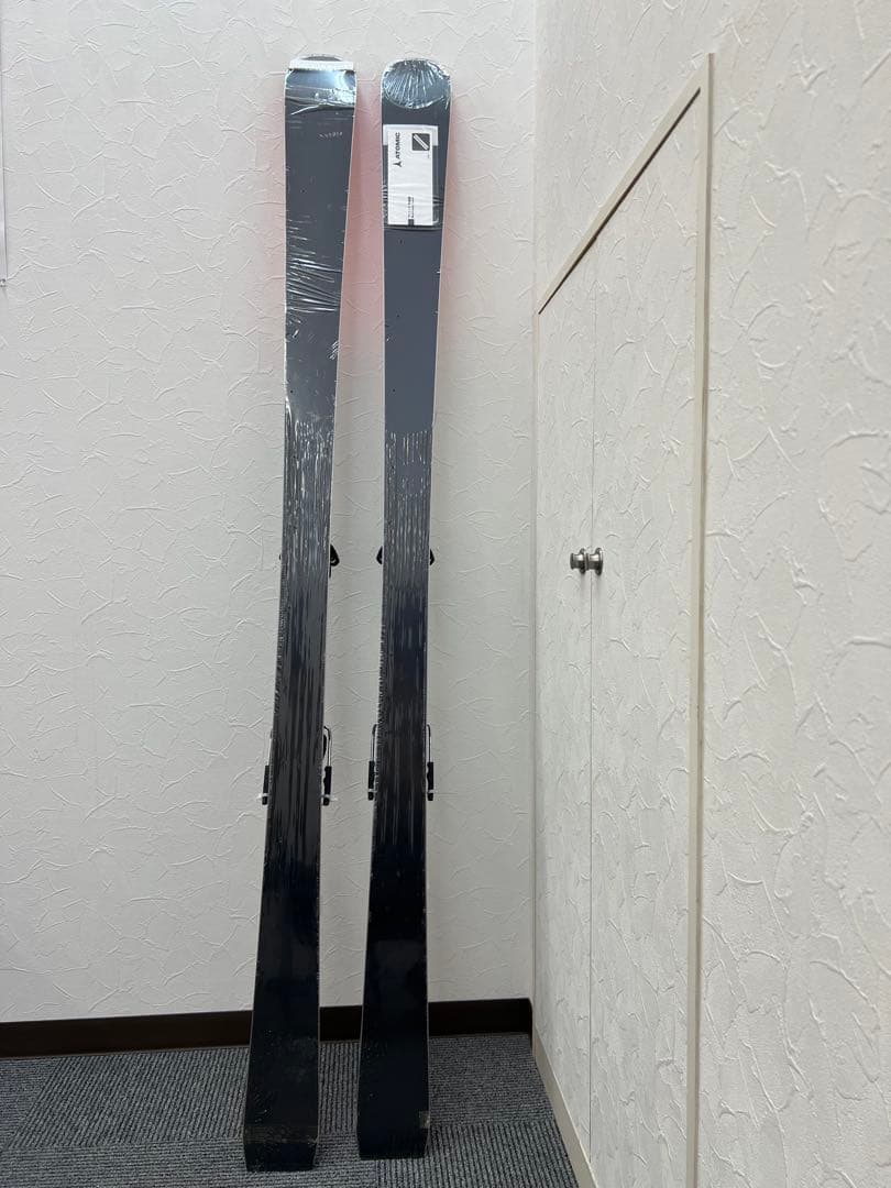 ATOMIC アトミック スキー板 とラインSKIS POLES スキーポール - メルカリ