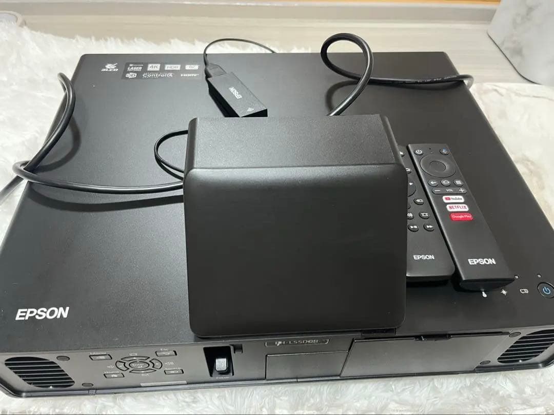 【美品】EPSON プロジェクター　EH-LS500B エプソン、壁の前に置くだけで最大130型が楽しめるホーム