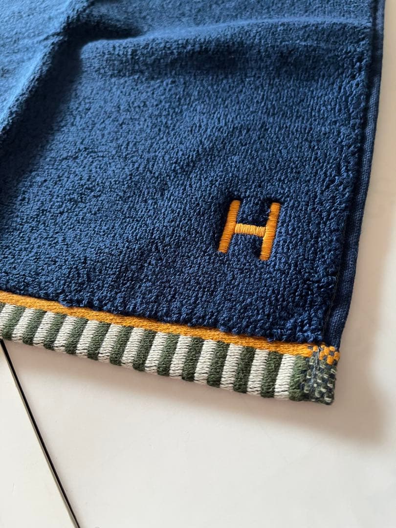 新品＊贈答用にもHERMES エルメス カレ・タオル 《ヴィス・ヴェルサ》ブルー