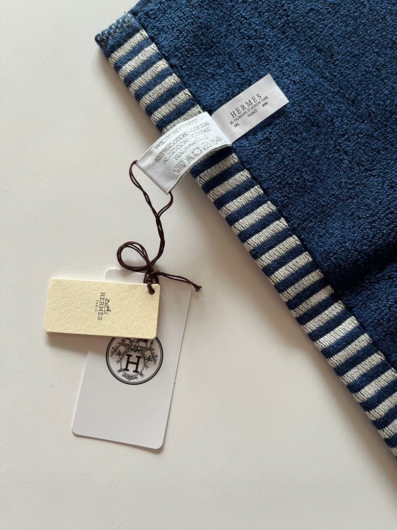 新品＊贈答用にもHERMES エルメス カレ・タオル 《ヴィス・ヴェルサ》ブルー