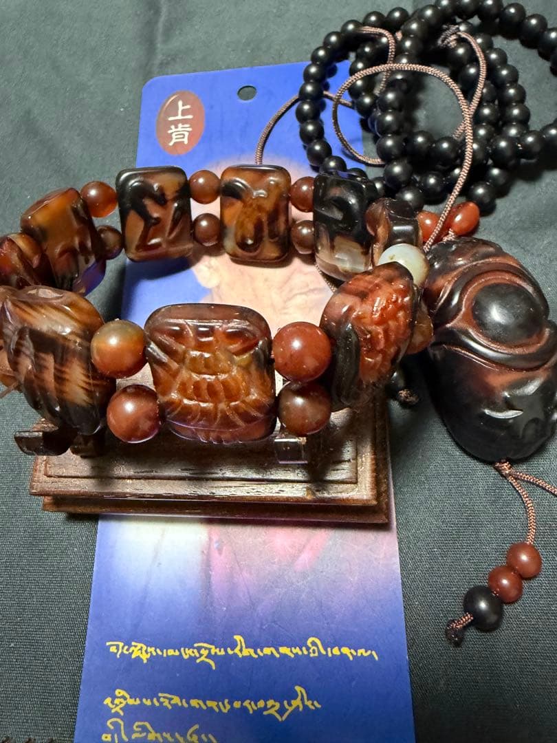 上肯天珠‼️西蔵老礦紅玉髄彫刻財神梵字八吉祥バングル