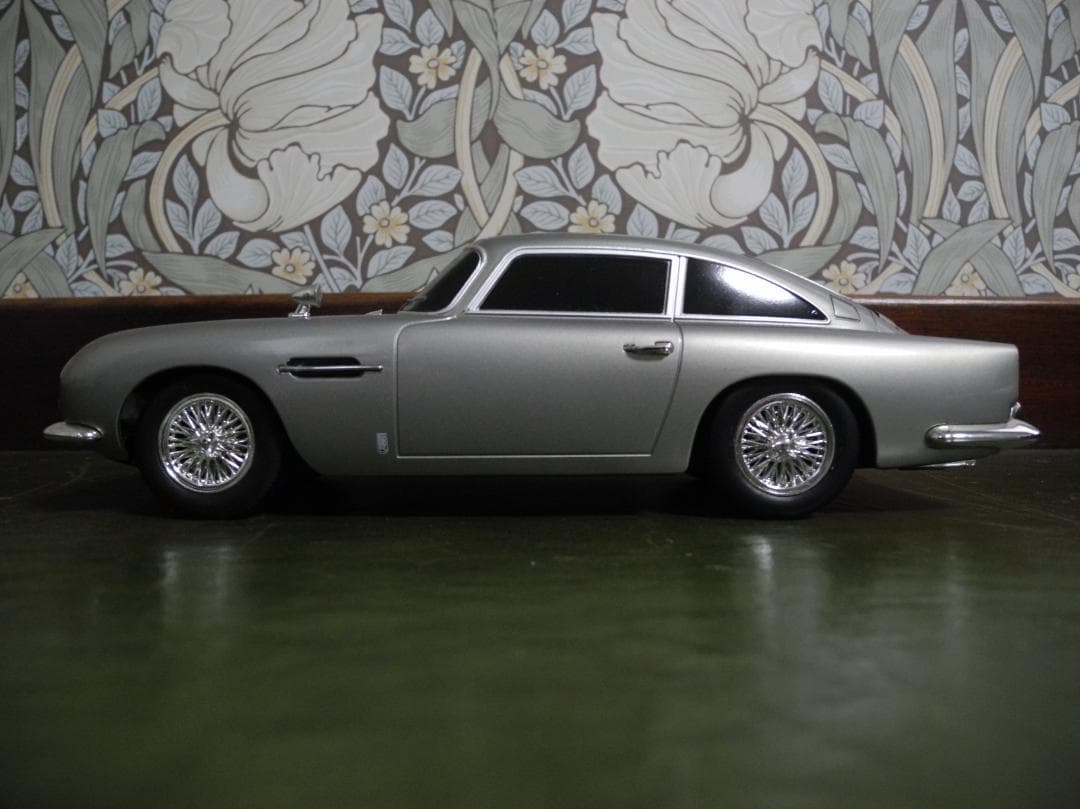 【ギミック満載】アストンマーチン DB5 & V12 Vanquish の２台