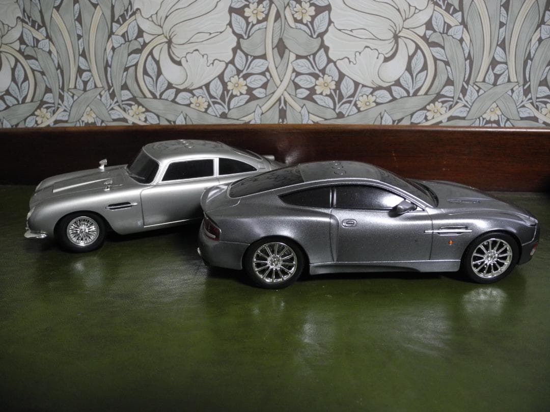 【ギミック満載】アストンマーチン DB5 & V12 Vanquish の２台