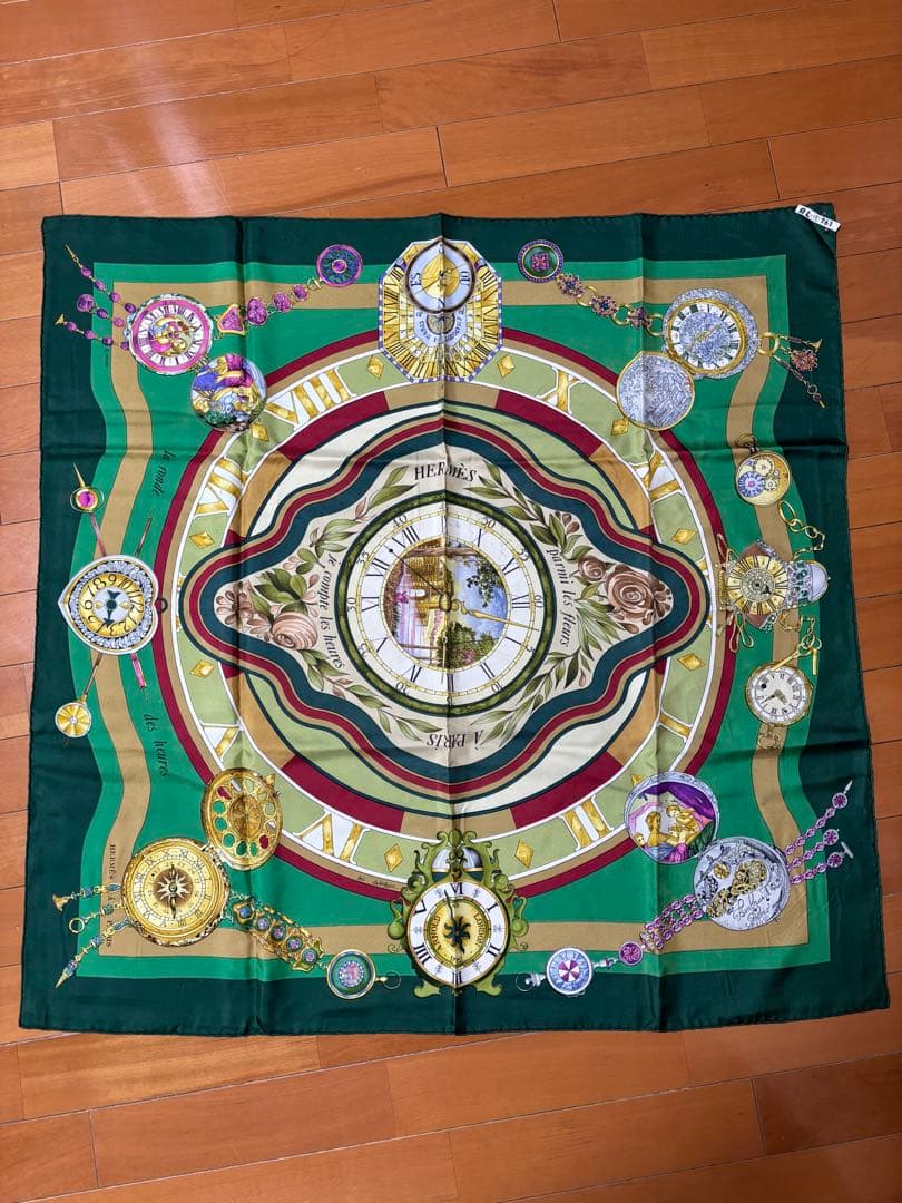 エルメス 時計デザイン シルクスカーフ エルメスの腕時計「アルソー」シルクスカーフ《グラン・トゥラララ》の