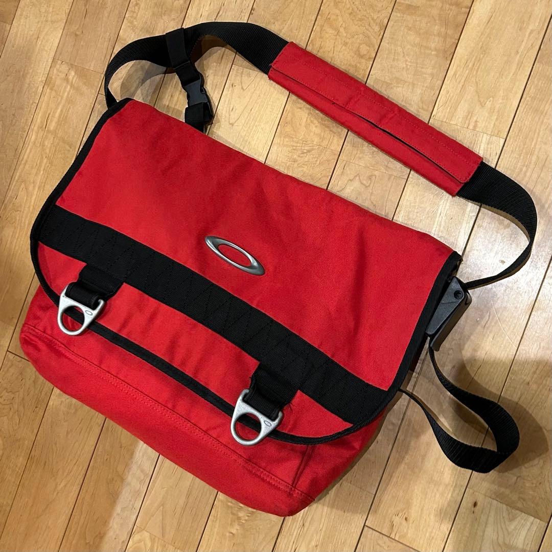 00s OAKLEY オークリーショ ルダー メッセンジャーバッグ メタルロゴ Oakley Essential Shoulder Bag 8.0 - Blackout | Oakley® JP