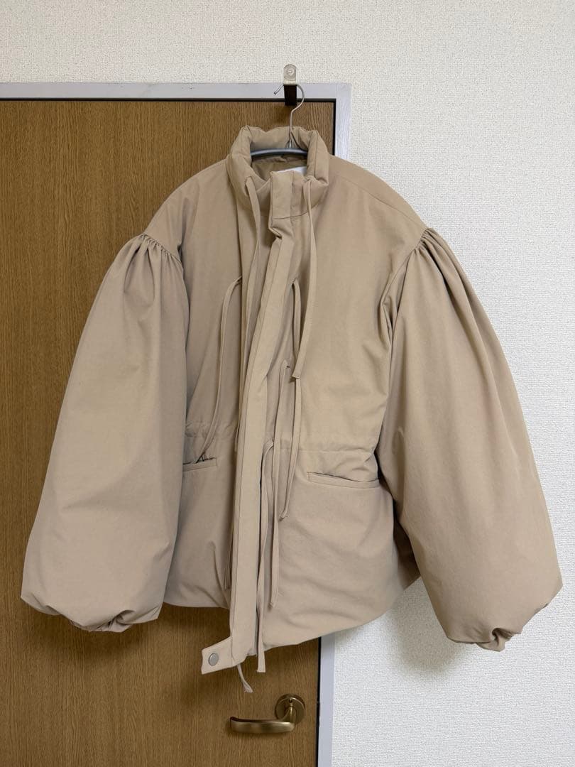 BELPER パフスリーブダウンジャケット BELPER〉DOWN JACKET ¥110,000- ふっくらと肉厚でボリューム感のある