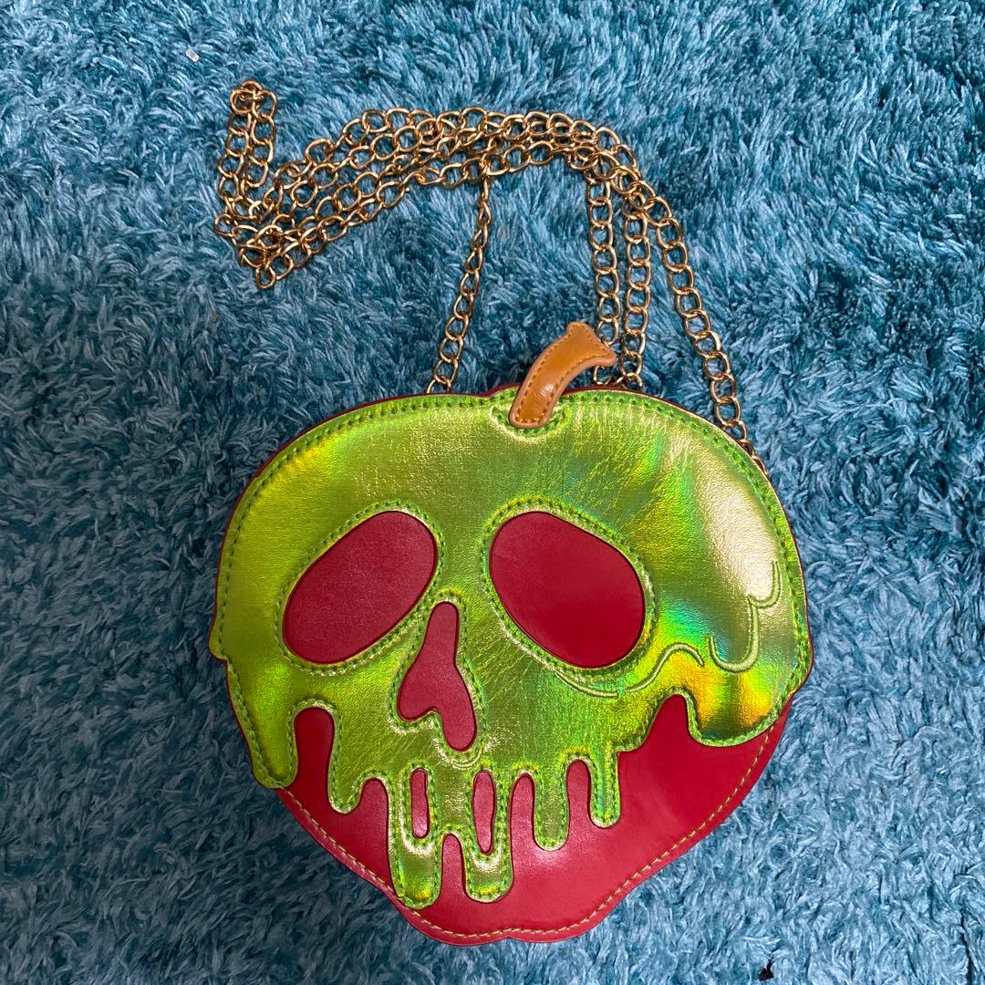ヴィランズ毒リンゴショルダーバッグ ディズニーストア - メルカリ