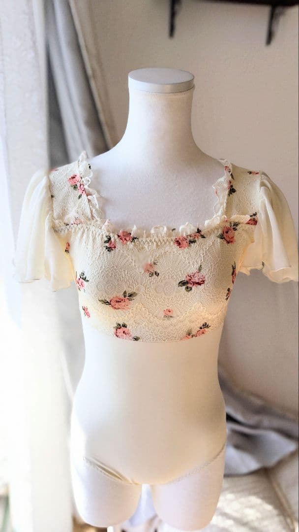 Ｓ～Ｍサイズ／秘密の花園に咲く可憐なピンクの薔薇が可愛いアイボリー娘役レオタード