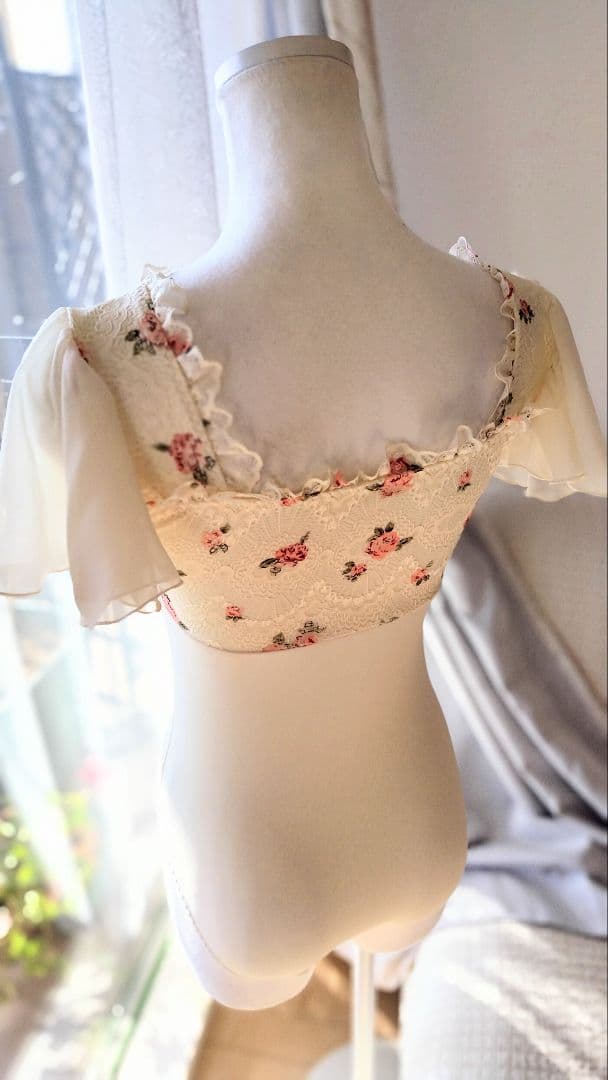 Ｓ～Ｍサイズ／秘密の花園に咲く可憐なピンクの薔薇が可愛いアイボリー娘役レオタード