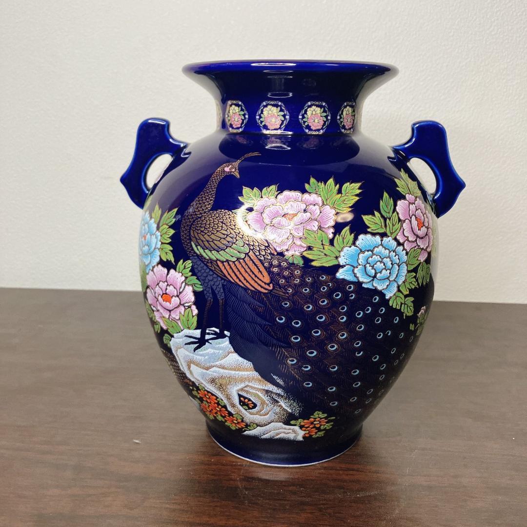 九谷焼 明陶窯】瑠璃色花瓶 孔雀と牡丹 壺型 両耳付 金彩 約22cm