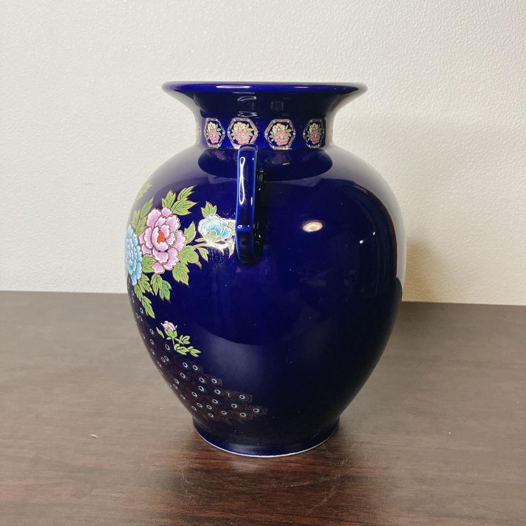 九谷焼 明陶窯】瑠璃色花瓶 孔雀と牡丹 壺型 両耳付 金彩 約22cm