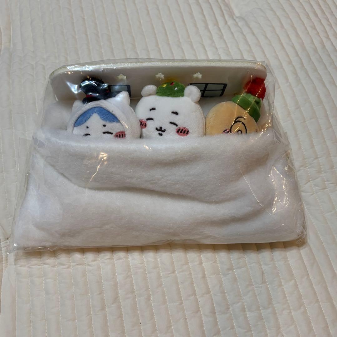 ちいかわ　ハッピーホリデーなマスコット・おやすみベッドとつながるマスコット