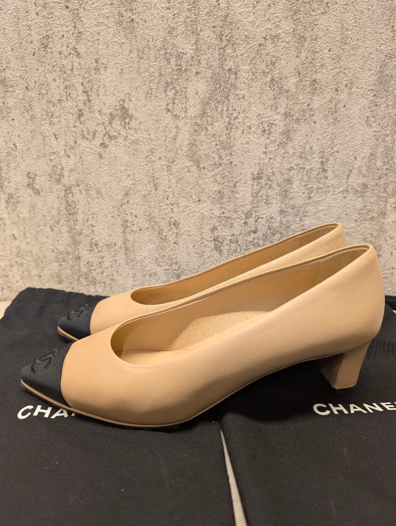 CHANEL ベージュ ブラック トゥキャップパンプス ベージュ CHANEL トゥ