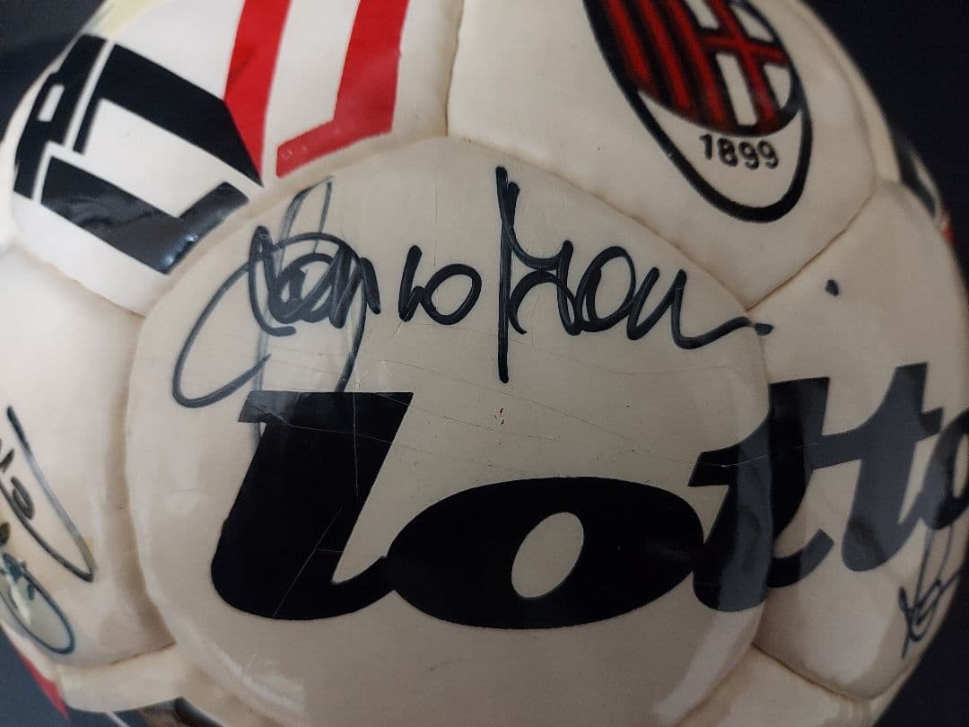 ☆プレミアムボール『ACミラン/直筆寄書サインボール/約18人
