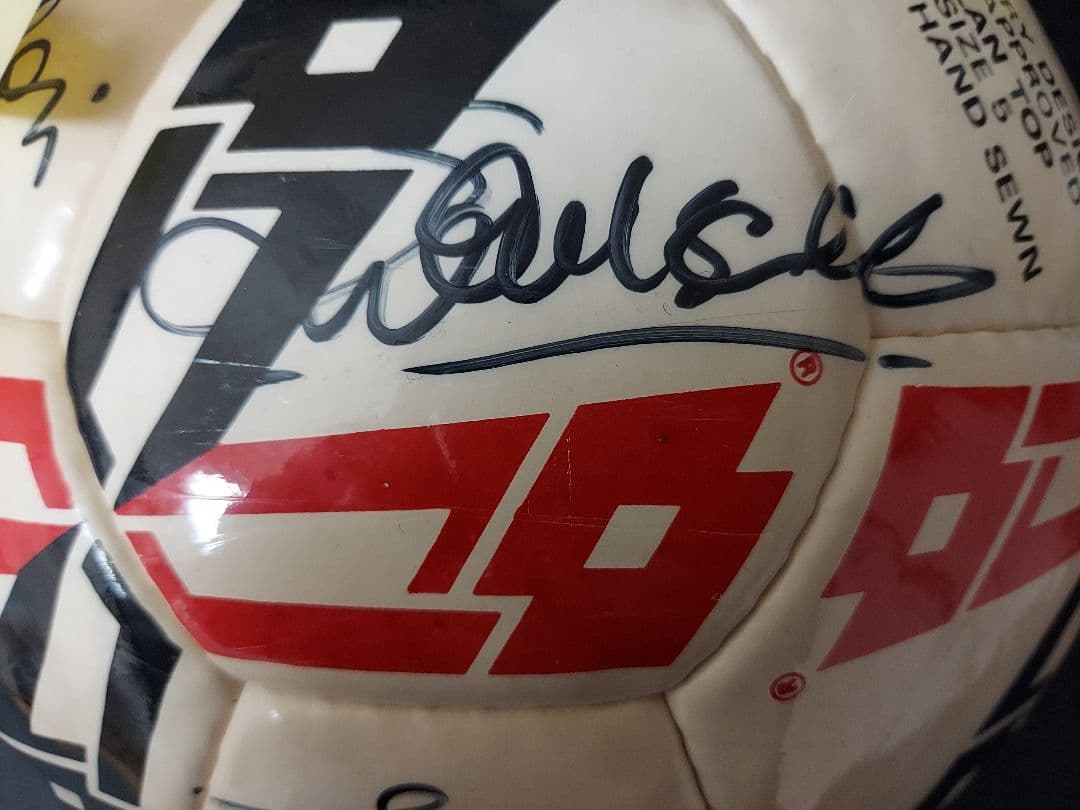 ☆プレミアムボール『ACミラン/直筆寄書サインボール/約18人