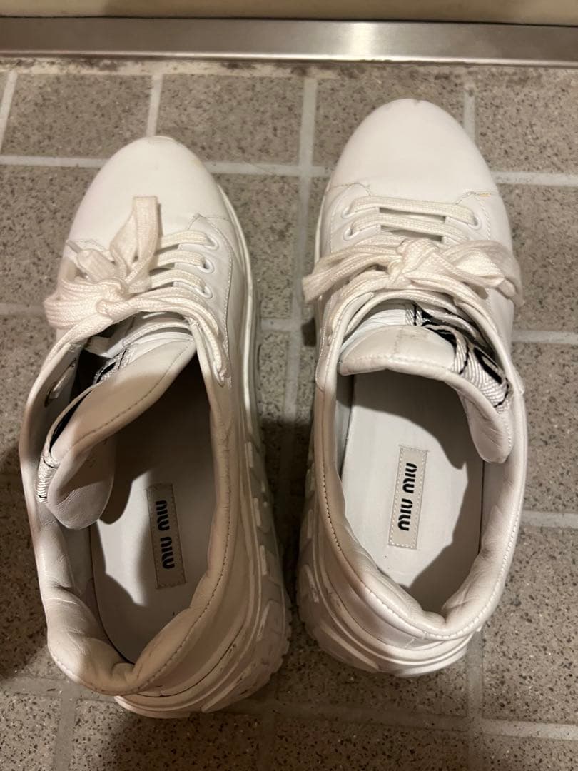 miumiu ミュウミュウ 厚底 スニーカー ホワイト - メルカリ