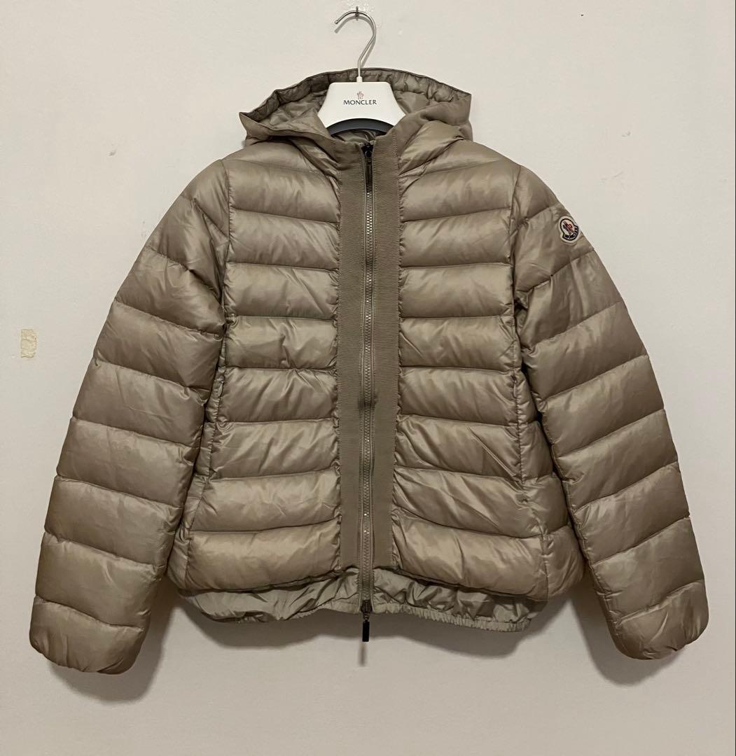 Moncler モンクレール　フードの可愛いダウンジャケット MONCLER (モンクレール) フード着脱可能 フルジップ ショート ダウン