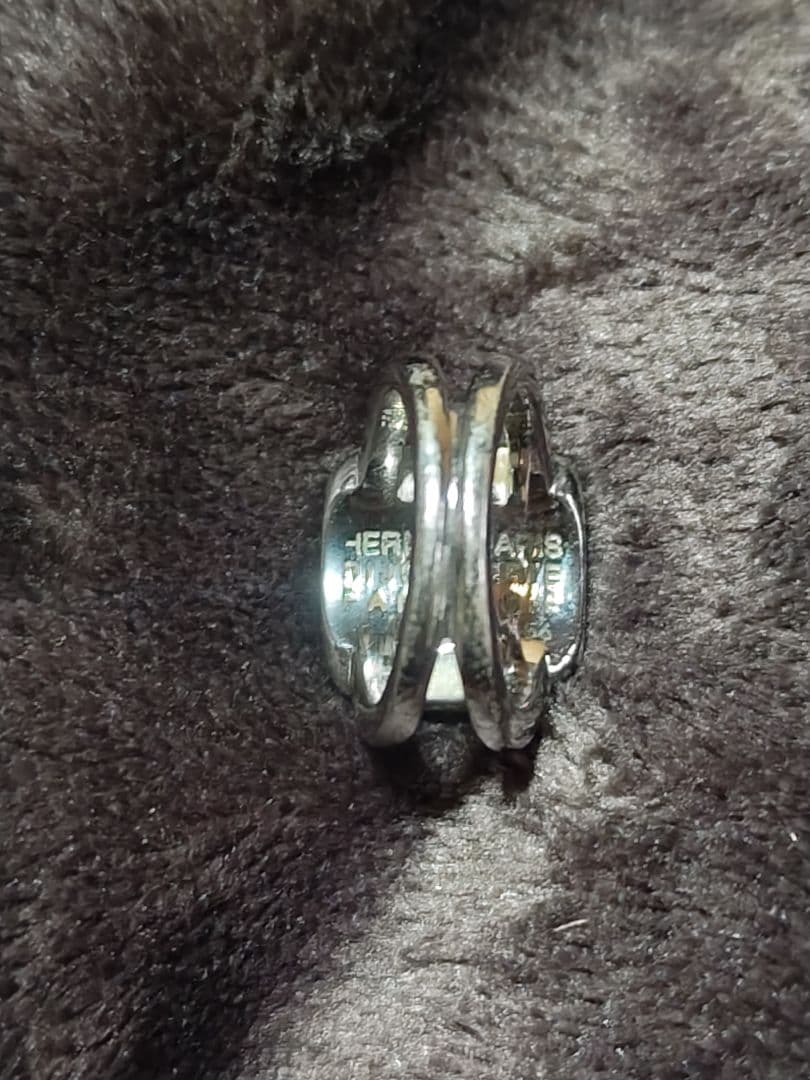 犬の彫刻 シルバーリング 薄緑色 - メルカリ