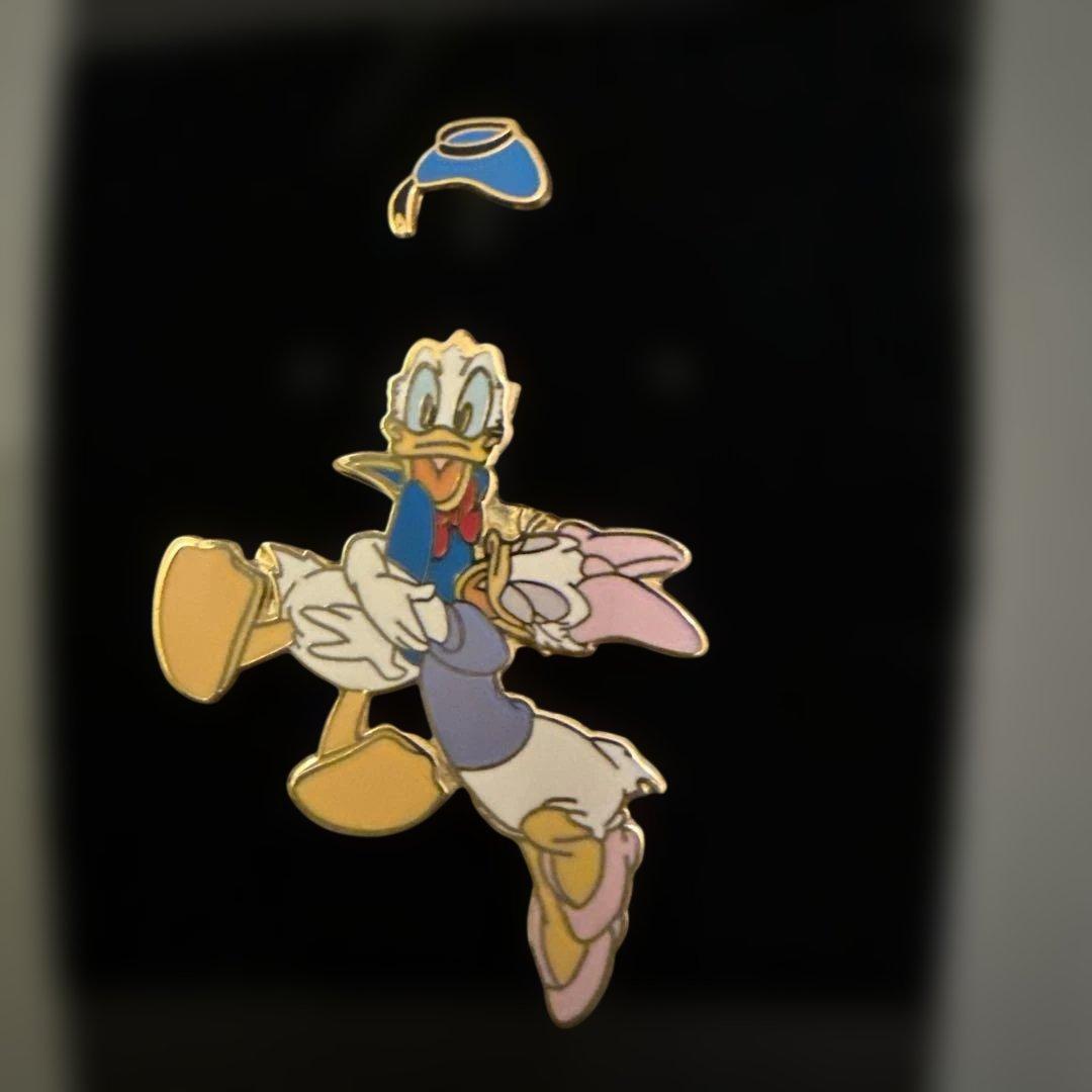 ⑦ディズニーストア ドナルドダック・デイジーダック ピンバッジセット
