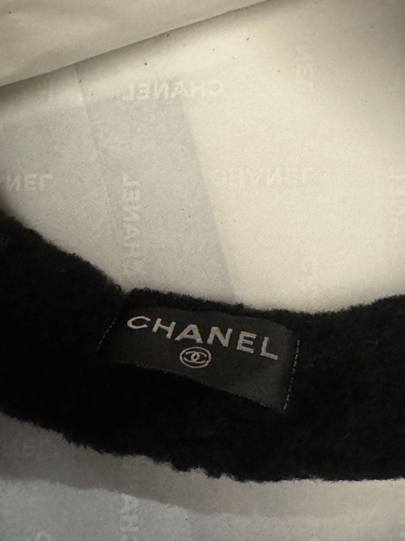 入手困難 ☆ CHANEL イヤーマフ ロゴ入りモコモコ 耳あて - メルカリ