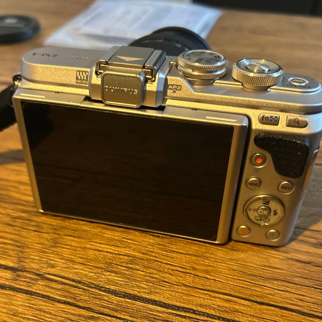 美品】OLYMPUSミラーレス一眼E-PL8 EZダブルズームキット ブラック