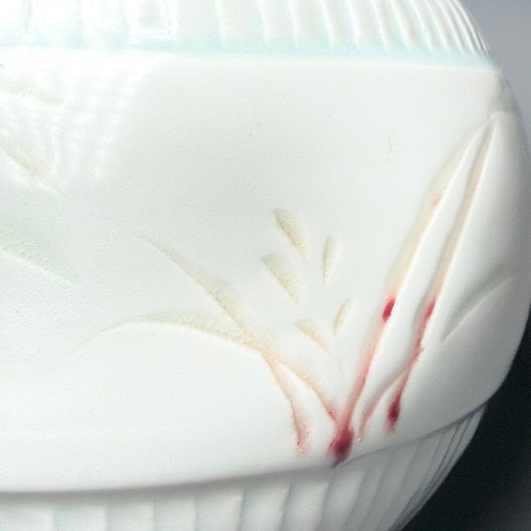 藤井朱明 自作 白磁彫花瓶 共箱 鉄釉草文様 雰囲気◎ インテリア