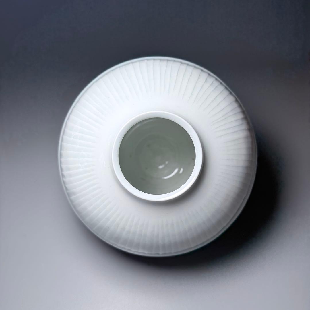 藤井朱明 自作 白磁彫花瓶 共箱 鉄釉草文様 雰囲気◎ インテリア