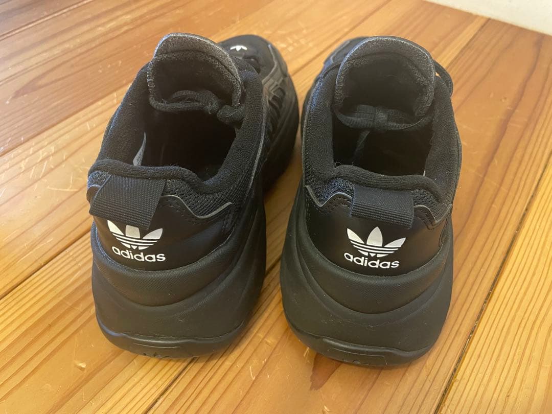 adidas オズガイア　スニーカー　22.5cm