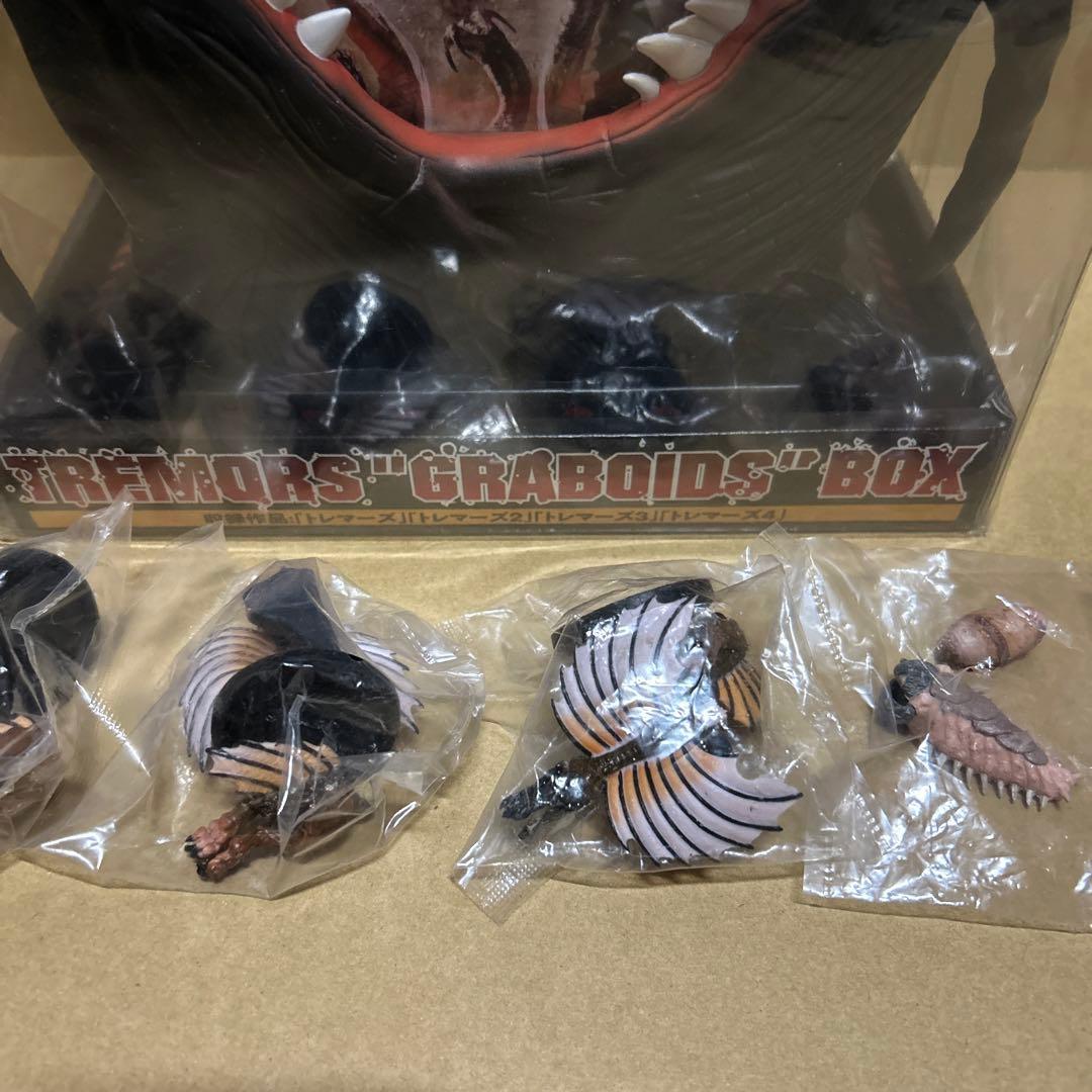 希少　新品未開封　トレマーズ　ガチャ　dvd 初回限定品　ボックス　セット売り