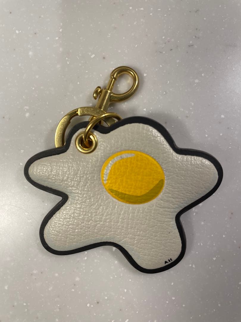 ANYA HINDMARCH 目玉焼き型キーホルダー