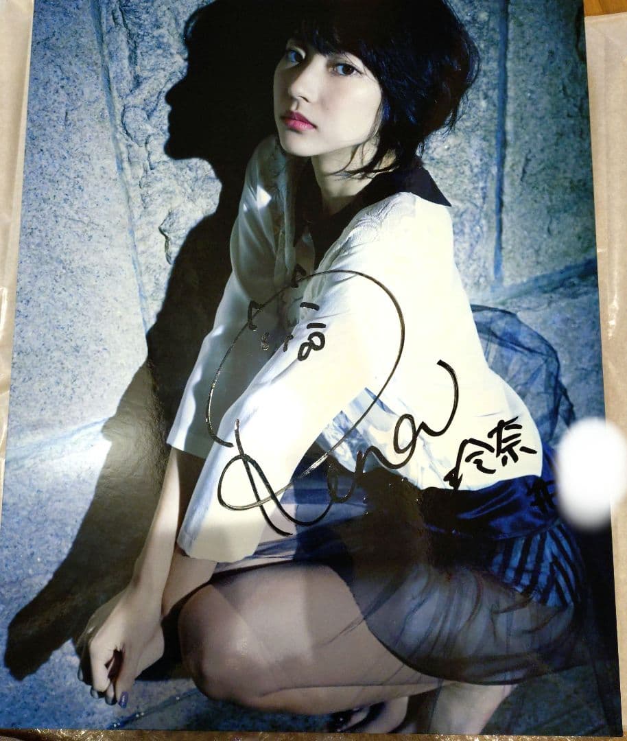 武田玲奈　シリアルナンバー有り　直筆サイン入り写真パネル Yahoo!オークション -「武田玲奈 サイン」の落札相場・落札価格