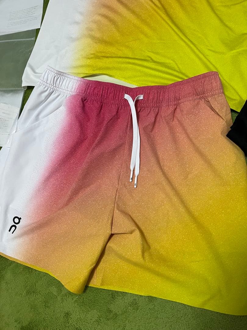 On オン グラデーション Tシャツ & ショートパンツ セット 入手困難