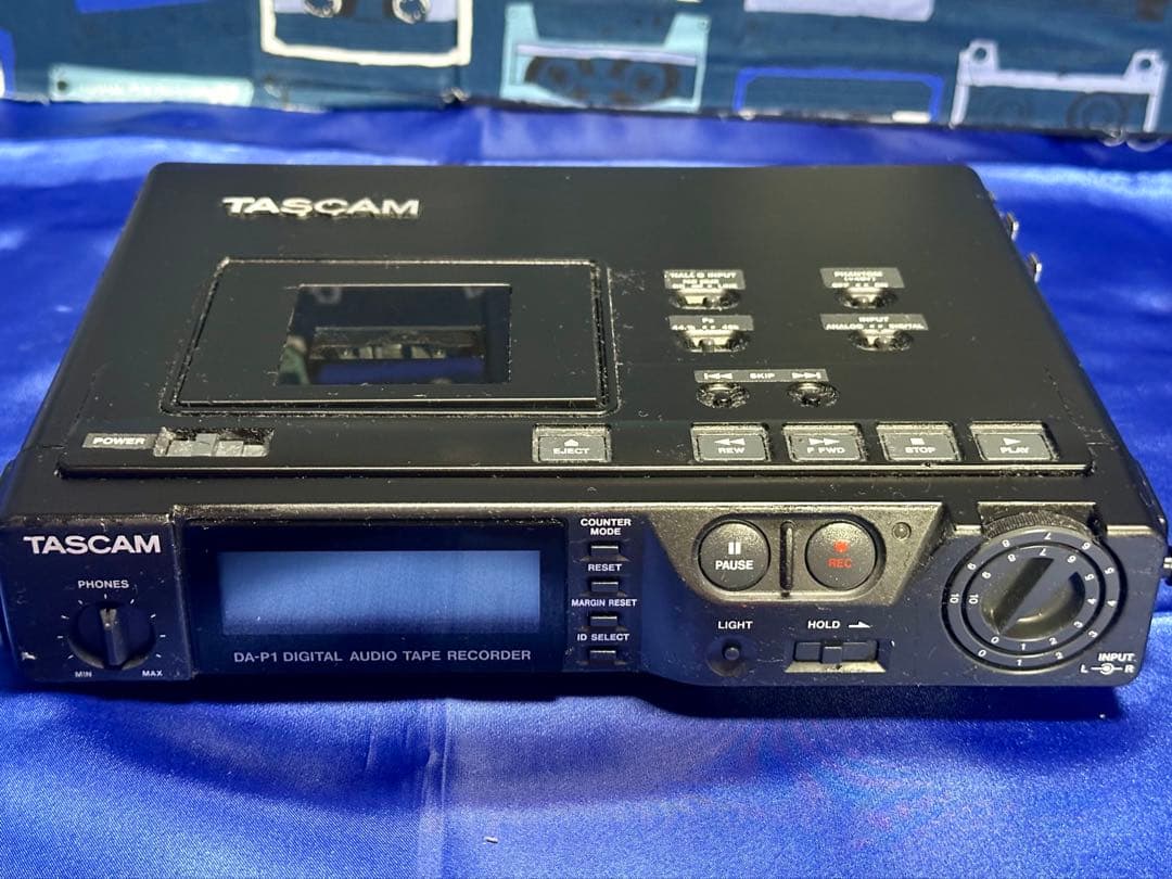 TASCAM プロ用ポータブルDAT　DA-P1 動作品 EX106-34 s-l400.jpg