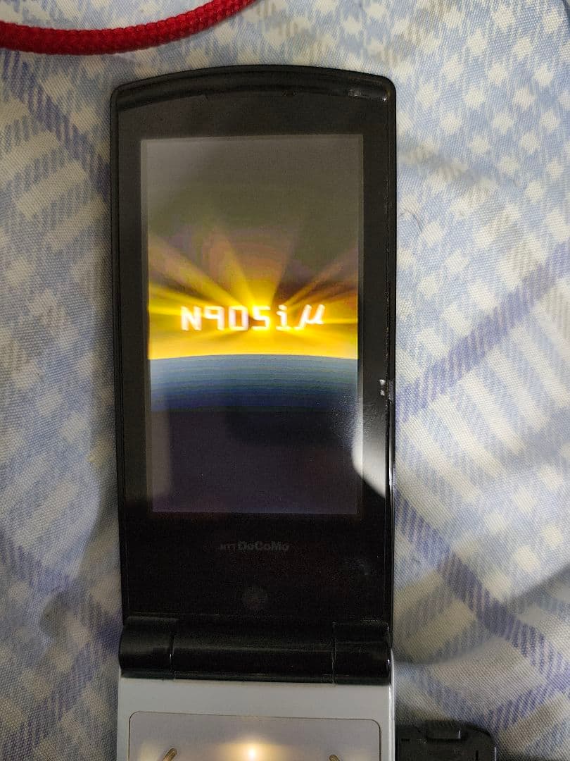 レアDoCoMo携帯とワイヤレスイヤホンセット