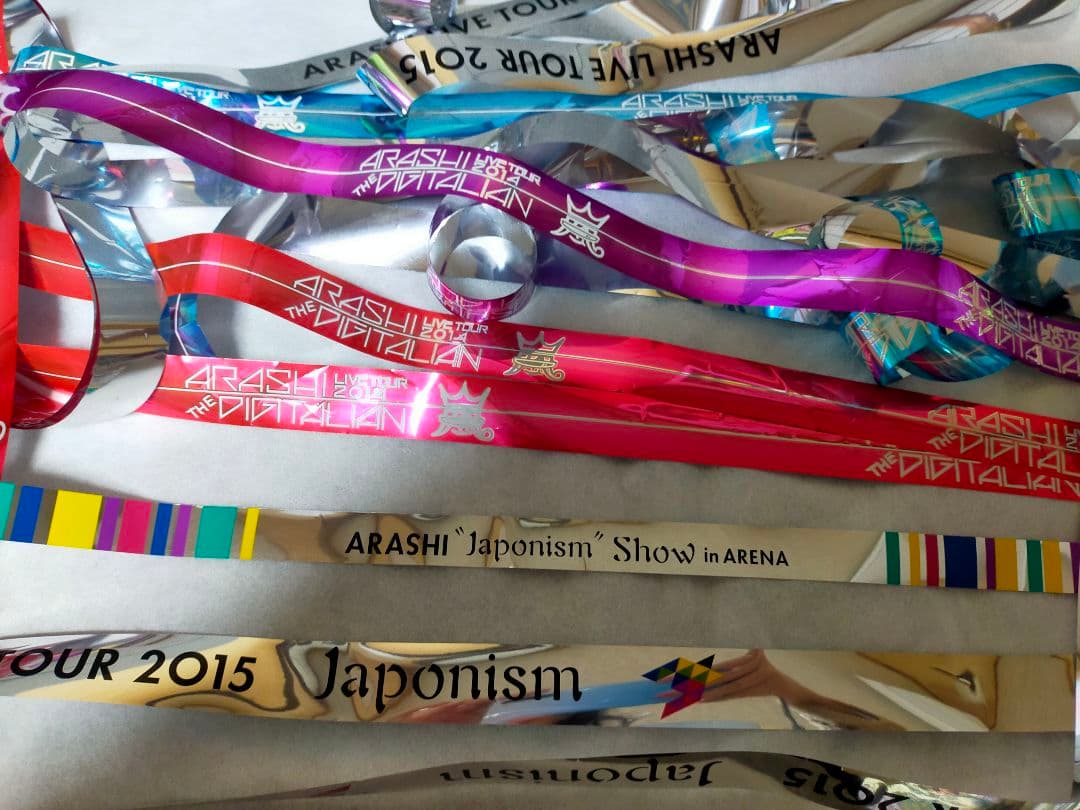 貴重☆嵐 歴代コンサート 銀テープ まとめ売り52本＋リボン8本 ケース