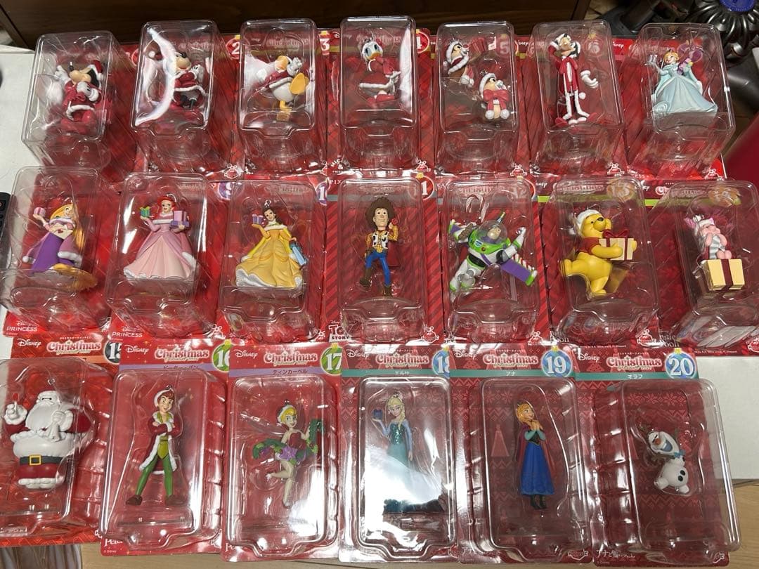 一番くじディズニオーナメントコンプリート20種類 毎年大好評のくじが今年も登場！オーナメントやギフトを持った
